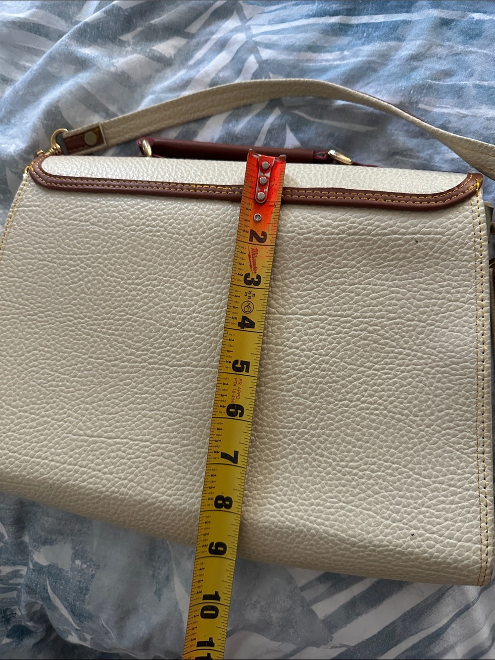 GENUINE VINTAGE DOONEY AND BOURKE CREAM COLORED MESSENGER BAG ENVELOPE STYLE - Picture 7 of 7